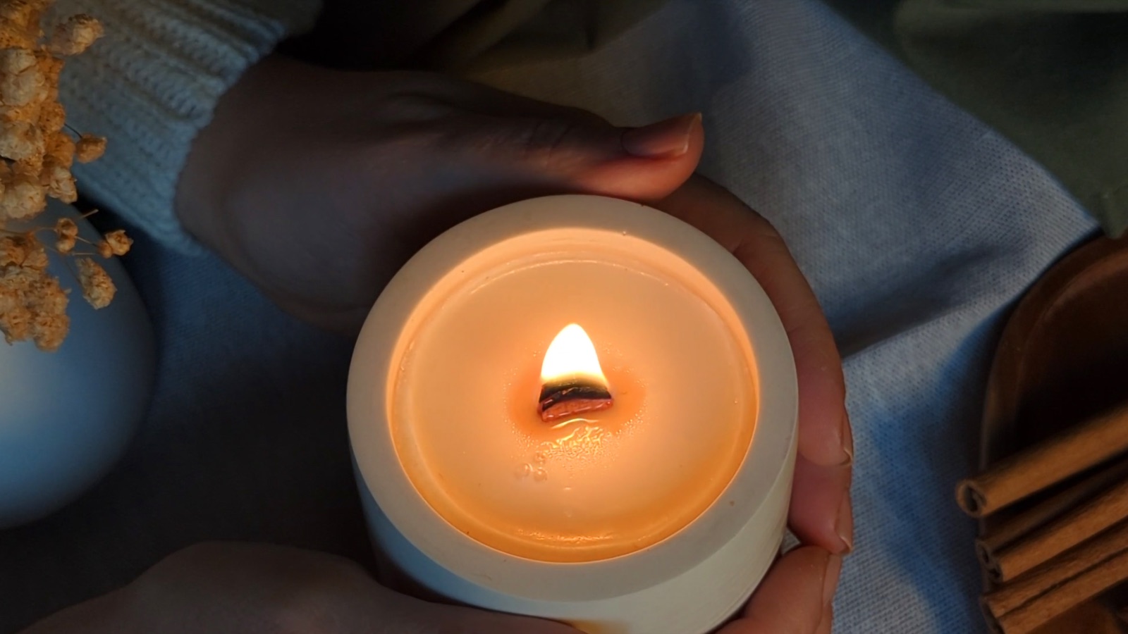 Candela Elvane accesa tra le mani